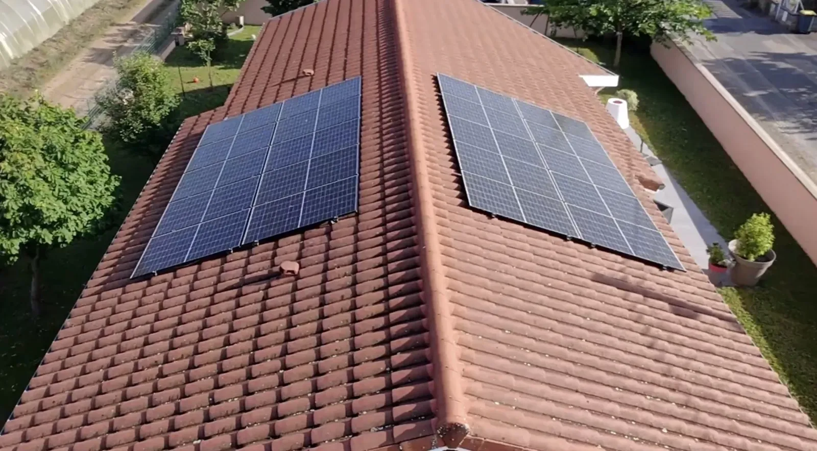 Installation solaire de 8,9 kWc avec onduleur Fronius et borne de recharge EV à Saint-Just-Saint-Rambert (42)