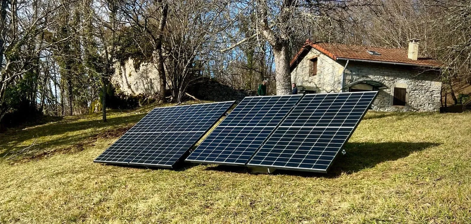 Nouvelle installation solaire autonome dans la Loire (42) – 1,76 kWc avec batterie 7,2 kWh