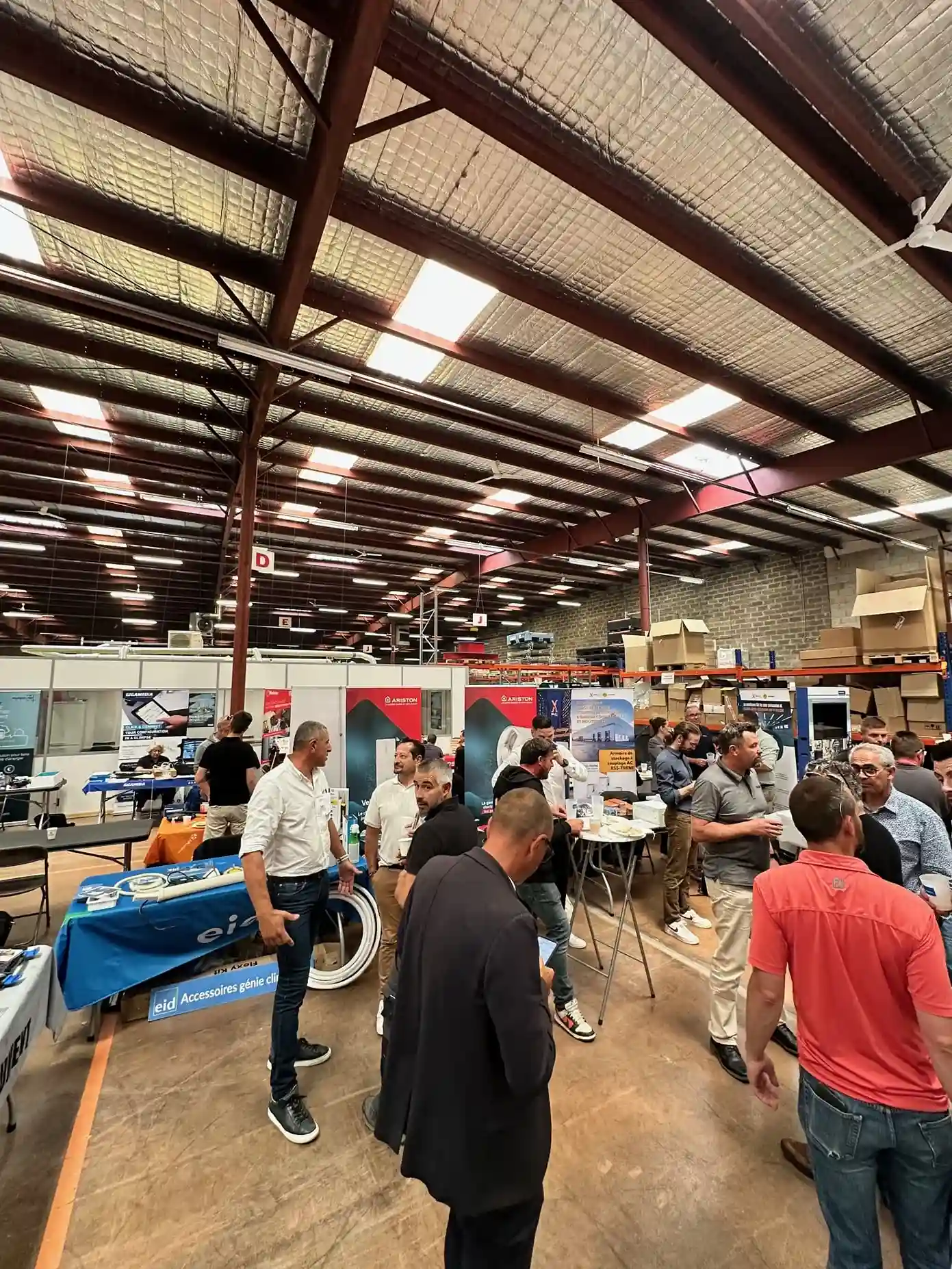 Vue d'ensemble de l'événement Rexel Saint-Étienne avec les stands des fabricants