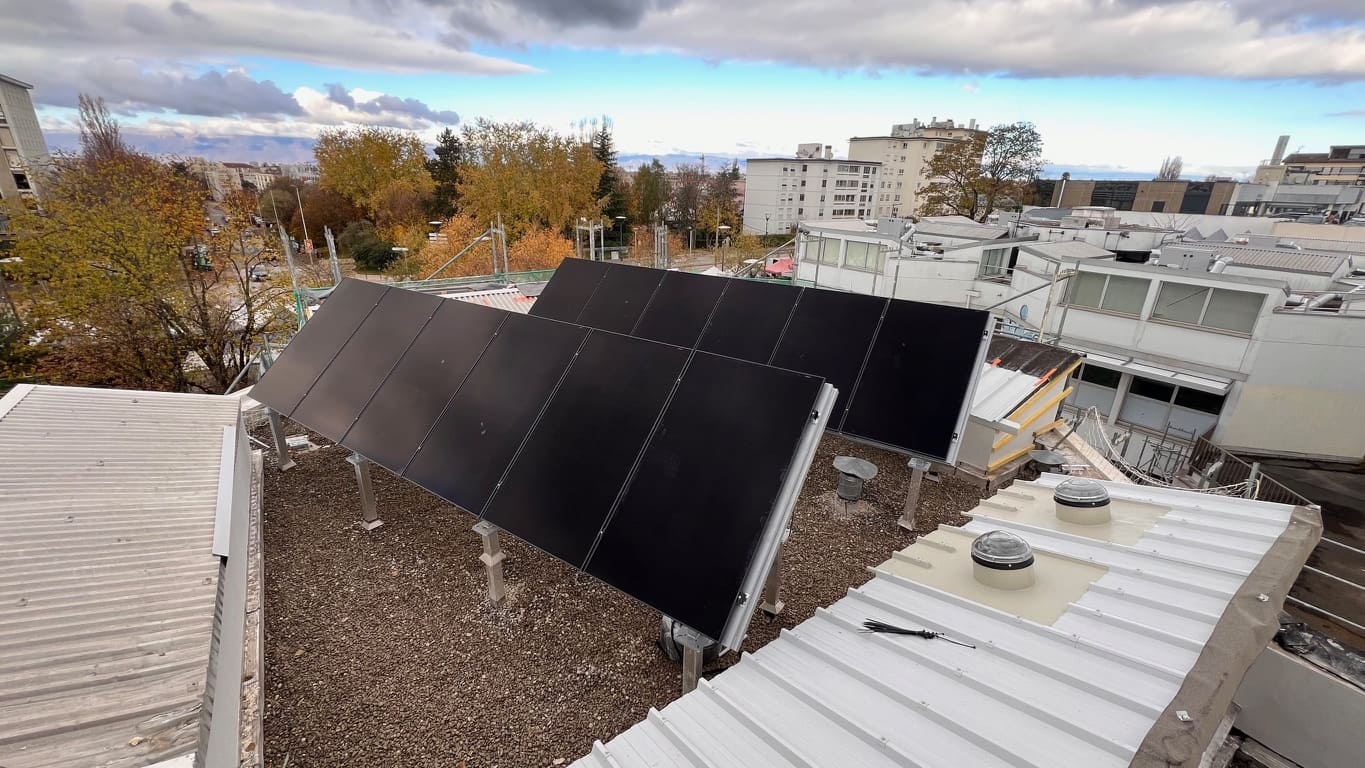 Installation panneaux solaires sur toiture au Chambon-Feugerolles - AJSolaire