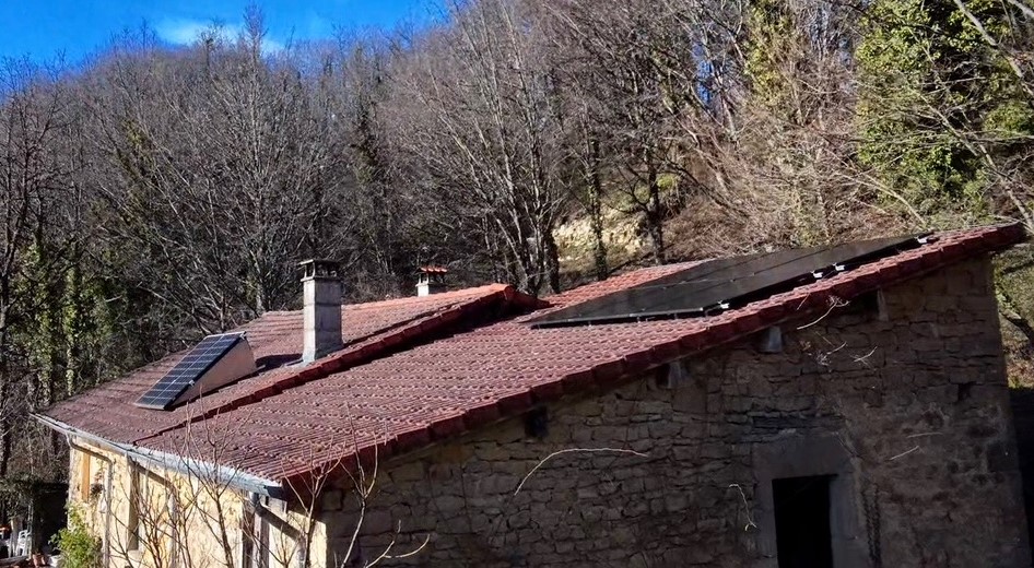 Solutions photovoltaïques autonomes - Installation panneau solaire site isolé Auvergne-Rhône-Alpes