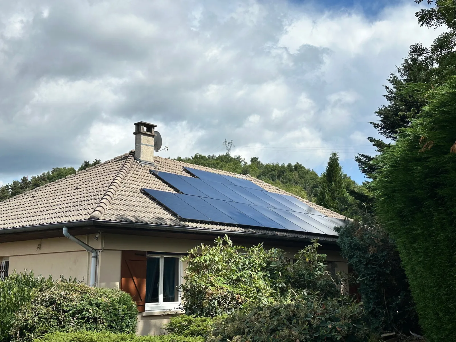 Installation photovoltaïque à La Ricamarie (Loire – 42) : 9,5 kWc avec batterie de stockage