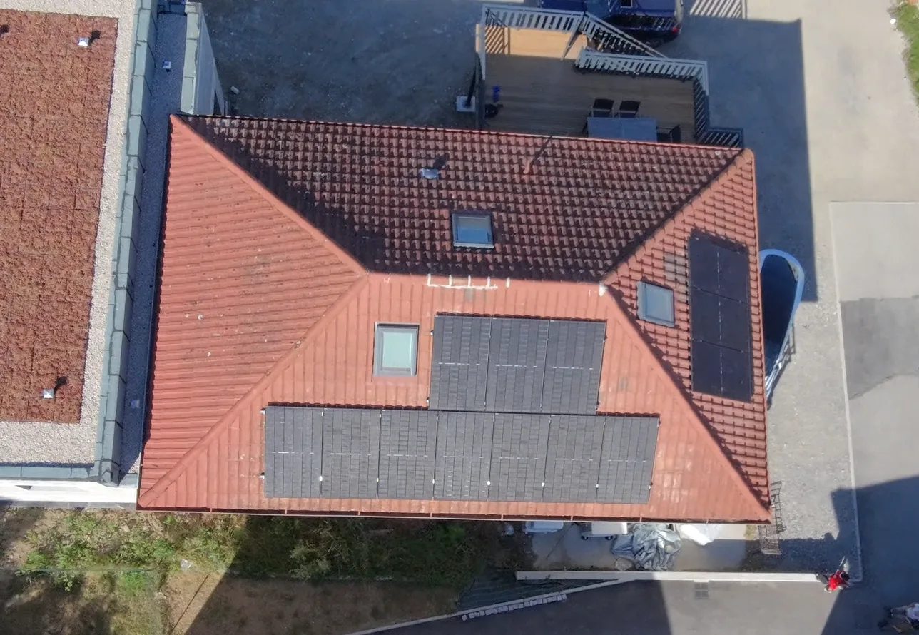 Installation photovoltaïque à Ornex (Pays de Gex) : 6,5 kWc, batterie et borne de recharge